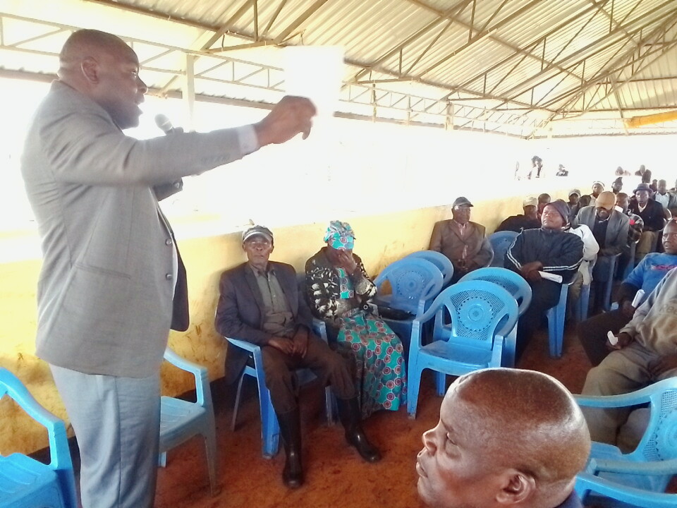 Municipal manager Ernest Mokua addressing traders at Ting'a market.